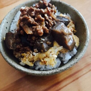 ナスと大豆ミートの甘辛炒めと炒り卵丼